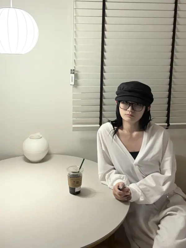 26H02隨興v領外罩(白)