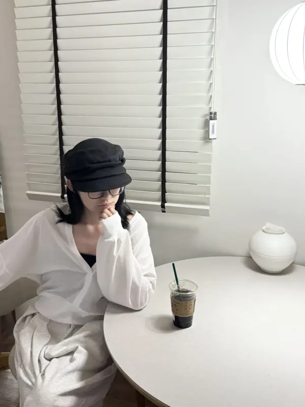 26H02隨興v領外罩(白)