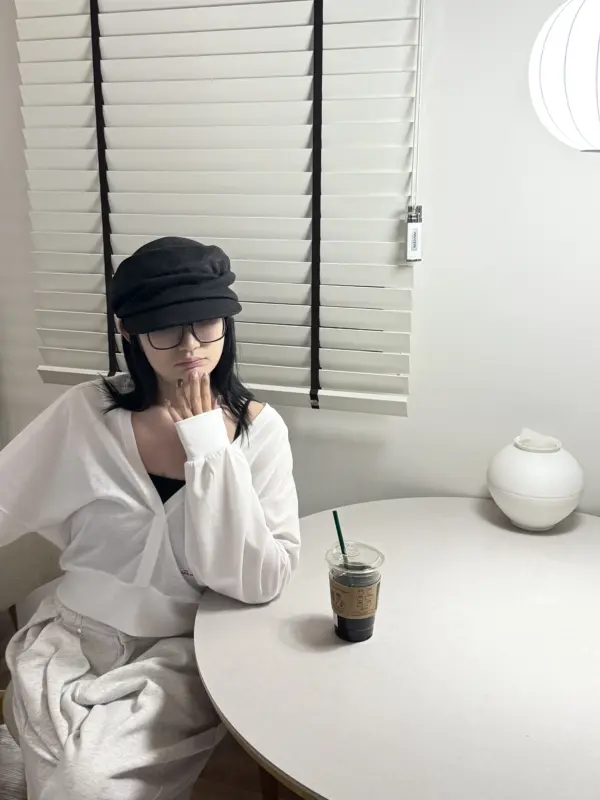 26H02隨興v領外罩(白)