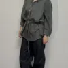 26H03直紋綁帶襯衫(灰)